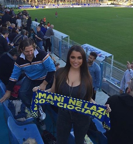 Cazibədar aparıcı stadionda izdihama səbəb oldu