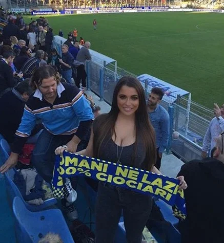 Cazibədar aparıcı stadionda izdihama səbəb oldu 
