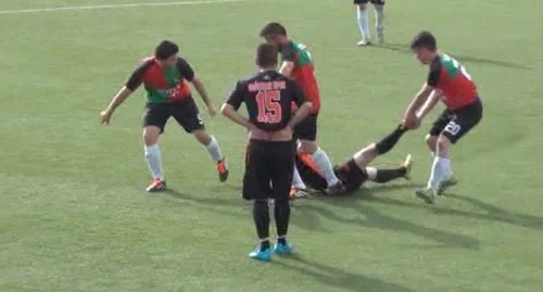 Futbolçunu meydanda sürüdülər - FOTO 