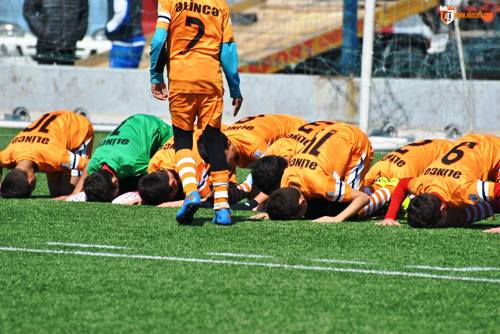 “Əlincə”də uşaqlara nə öyrədirlər: futbol, yoxsa səcdə? - FOTO