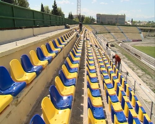 Gəncə stadionunda plastik oturacaqlar quraşdırılır - FOTO