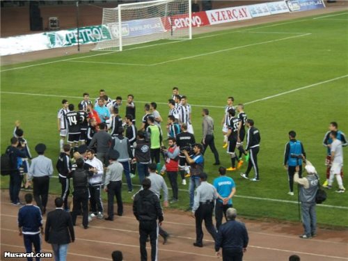 Mərkəzi arenada ara qarışdı - FOTO