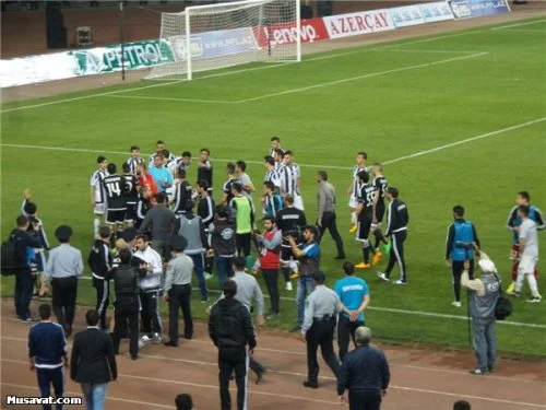 Mərkəzi arenada ara qarışdı - FOTO 