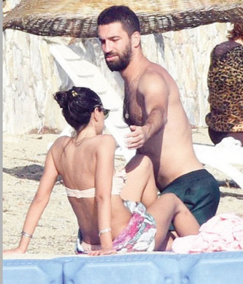 Arda Turan sevgilisi ilə dənizdə - FOTOLAR