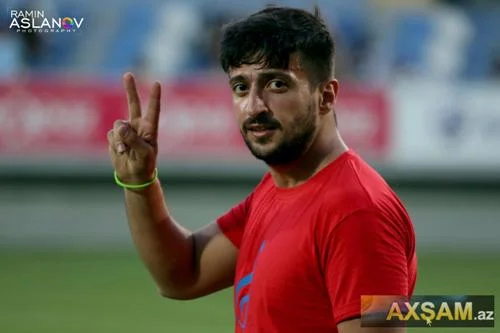 Əməkdar artistin futbol sevgisi - FOTO 