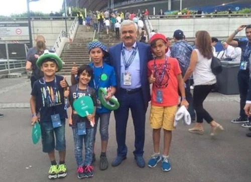 Rövnəq Abdullayev balaca futbolçularımızı Paris aeroportunda qarşıladı - FOTO 