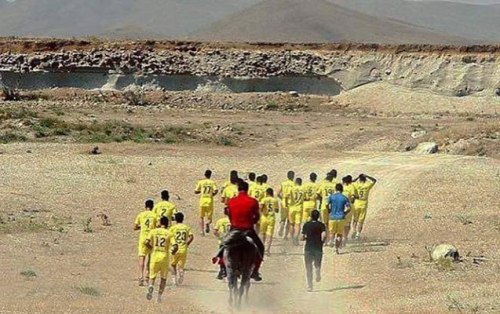 Azərbaycanlı məşqçi futbolçularını at belində qovdu - FOTO