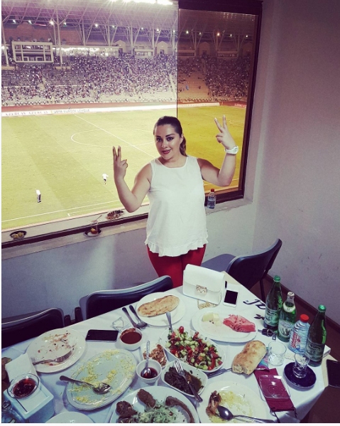 Xatirə İslam "Qarabağ"ın oyununda yeyib-içdi - FOTO