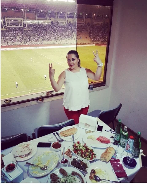 Xatirə İslam "Qarabağ"ın oyununda yeyib-içdi - FOTO 