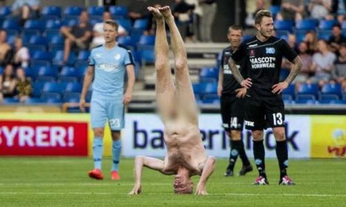 Əfsanəvi futbolçu meydana lüt girdi - FOTOLAR