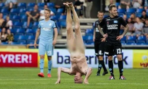 Əfsanəvi futbolçu meydana lüt girdi - FOTOLAR 
