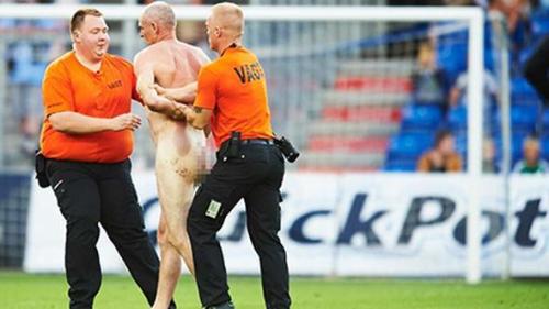 Əfsanəvi futbolçu meydana lüt girdi - FOTOLAR