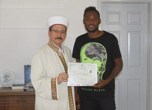 Türk klubunun futbolçusu müsəlman oldu - FOTO 