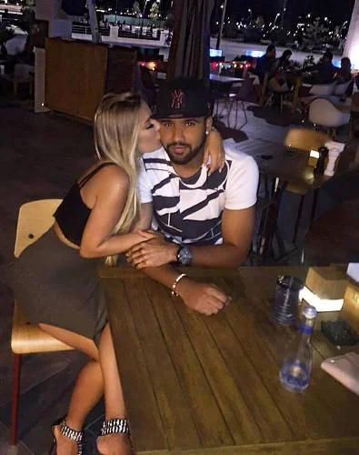 Sevgilisi "Neftçi"nin futbolçusunu restoranda öpdü - FOTOLAR 