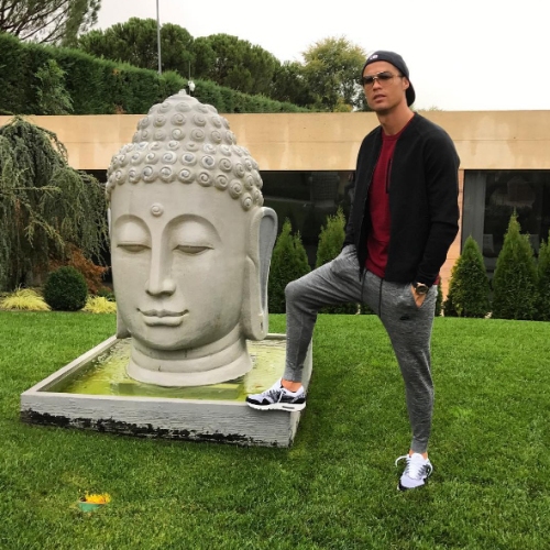 Ronaldo buddistləri qəzəbləndirdi: "Dəli olmusan?" - FOTO
