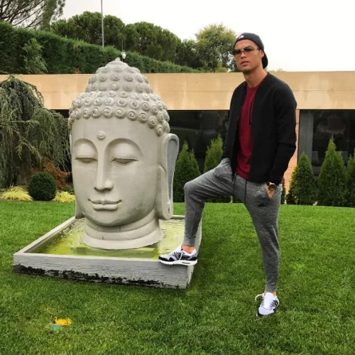 Ronaldo buddistləri qəzəbləndirdi: "Dəli olmusan?" - FOTO 