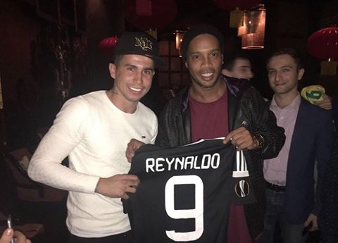 Reynaldo formasını Ronaldinyoya hədiyyə etdi - FOTO