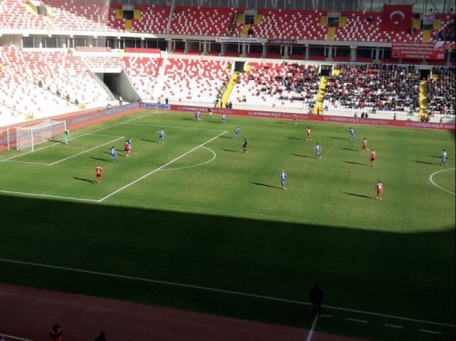 Stadionda görünməmiş hadisə: bir tərəfdə qar... - FOTO
