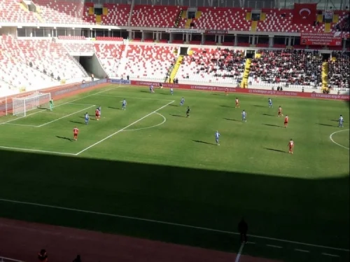Stadionda görünməmiş hadisə: bir tərəfdə qar... - FOTO 