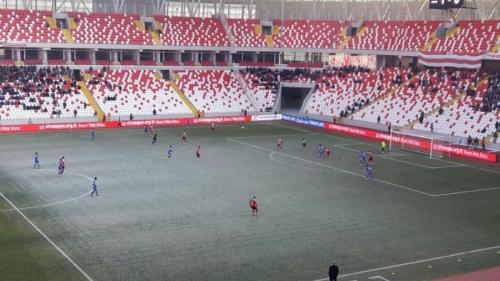 Stadionda görünməmiş hadisə: bir tərəfdə qar... - FOTO
