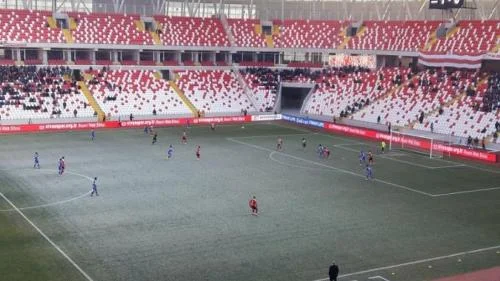 Stadionda görünməmiş hadisə: bir tərəfdə qar... - FOTO 