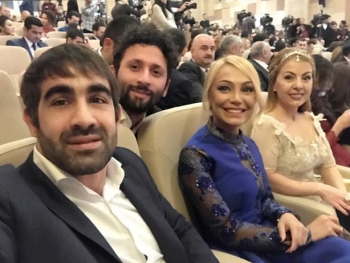 Rafael Ağayevin müğənni ilə səmimi FOTOLARI