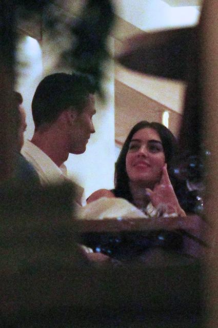Ronaldo restoranda sevgilisi ilə öpüşdü - FOTO