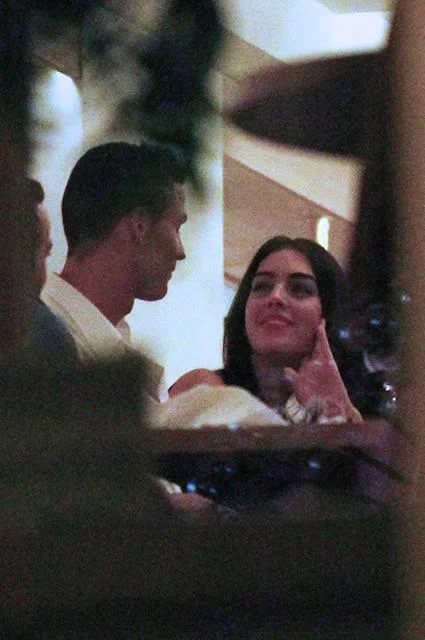 Ronaldo restoranda sevgilisi ilə öpüşdü - FOTO 