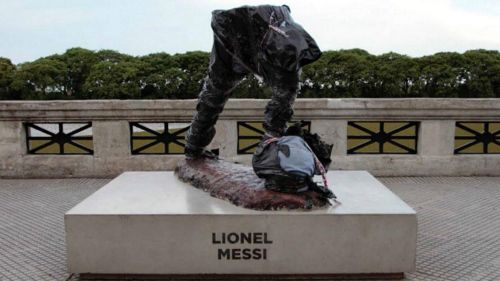Argentinada Messinin heykəlini yıxdılar - FOTO