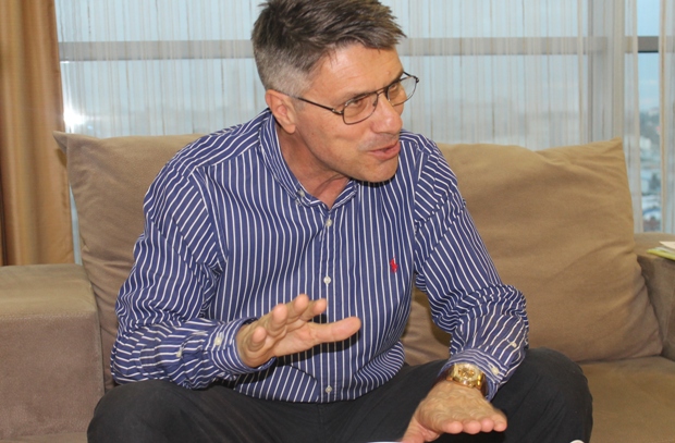 Georgi Nikolov: "Xərçəngdən əziyyət çəkirəm, Azərbaycandan isə məni buraxmırlar"