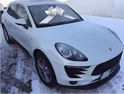 Məşhur futbolçu nişanlısına "Porsche" hədiyyə etdi - FOTO 