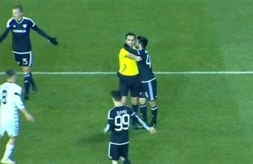 "Qarabağ"ın futbolçusu sevindiyindən hakimi qucaqladı - FOTO 