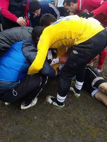 Azərbaycanda oyunda futbolçu huşunu itirdi - FOTO 