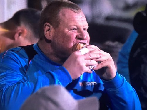 Ehtiyat oyunçular skamyasında hamburger yedi - FOTO