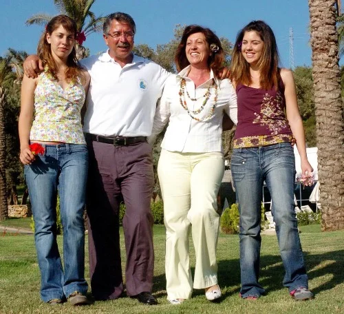 Baş məşqçi özündən 27 yaş kiçik qızla nişanlandı - FOTO 