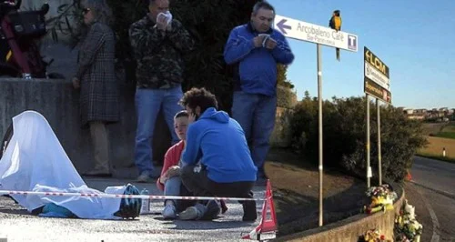 Ölən idmançının papuqayı qəza yerini tərk etmir - FOTO 