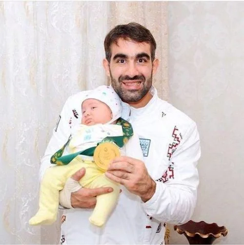 Rafael Ağayev qucağında oğlu, əlində də qızıl medalı - FOTO 