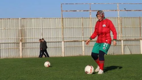 Ailəsi icazə vermədi, qadın 48 yaşında futbolçu oldu - FOTO 