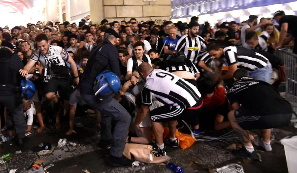 ÇL-in finalında izdiham: 1000 nəfər yaralandı - FOTO/VİDEO 