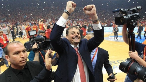 "Qalatasaray" baş məşqçisini istefaya göndərdi, yeni çalışdırıcını açıqladı