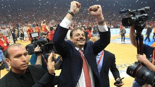 "Qalatasaray" baş məşqçisini istefaya göndərdi, yeni çalışdırıcını açıqladı 