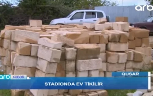 Qusarda stadionun ortasında ev tikirlər - VİDEO 