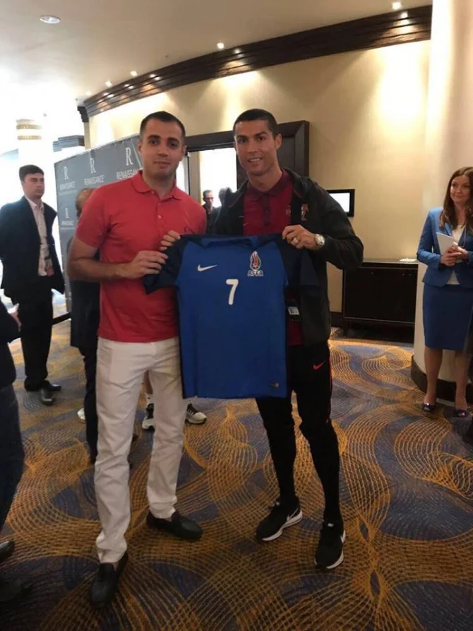 Ronaldoya Azərbaycan yığmasının forması hədiyyə edildi - FOTO 