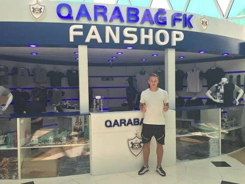 "Qarabağ"ın fanşopunun ilk müştərisi - FOTO 