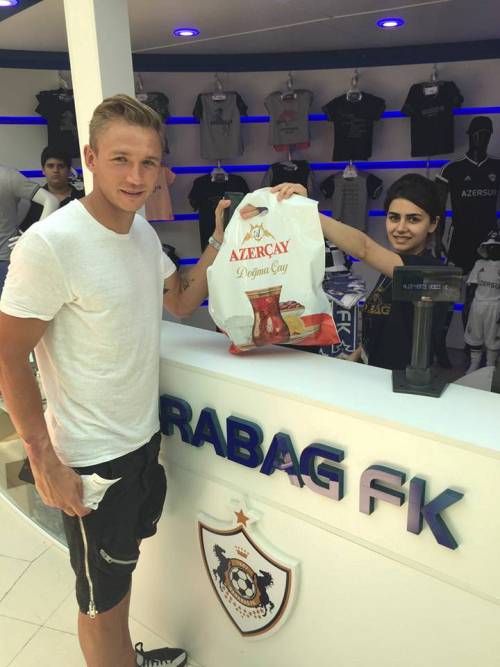 "Qarabağ"ın fanşopunun ilk müştərisi - FOTO