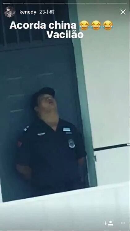 "Çelsi" çinliləri təhqir edən futbolçusunu qovdu - FOTO