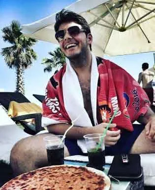Güləşçilərə verməyə pul tapa bilməyən vitse-prezident oğlunun lüks həyatı - FOTOLAR 