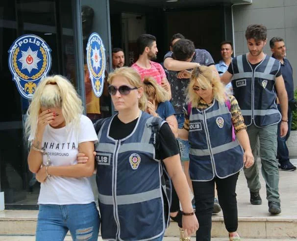 Futbolçu kimi transfer olunan qadınlar fahişə çıxdı - FOTOLAR 