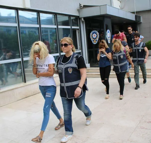 Futbolçu kimi transfer olunan qadınlar fahişə çıxdı - FOTOLAR 