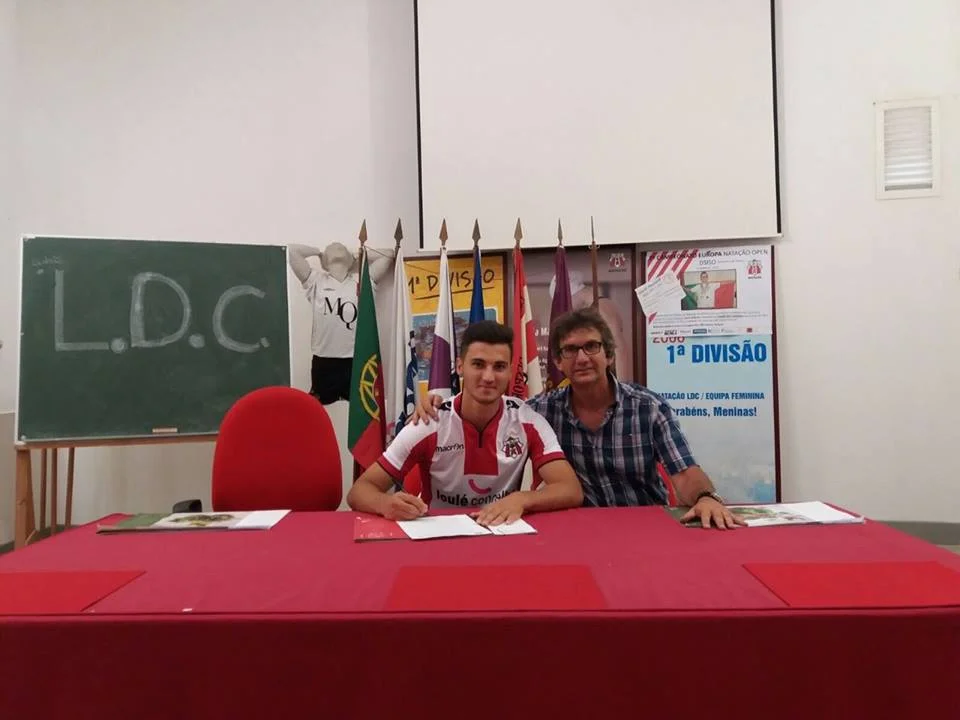 Azərbaycanlı futbolçu rəsmən Portuqaliya klubunda - FOTOLAR 